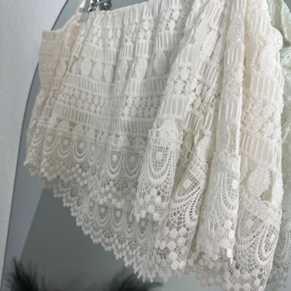 Lace Strapless Top with Sleeves - Picture 3 of 3